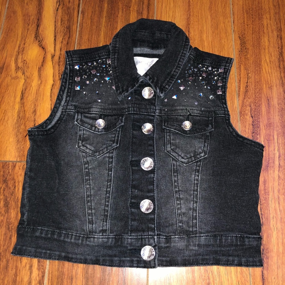 Black sleeveless jean jacket in girls size 8
